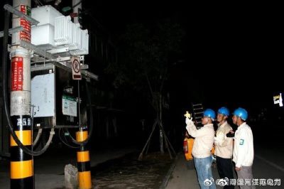 供電所值班員用紅外線(xiàn)測溫儀測量八義集鎮街道8#變壓器器身、電纜接頭等處溫度