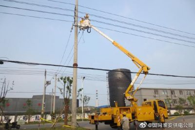 10千伏線(xiàn)路帶電作業(yè)，保障太平紙業(yè)公司夏季可靠供電