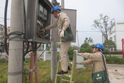 檢查更換配變箱內的漏電保護器及設備，保障迎峰度夏安全供電
