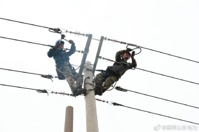 國網(wǎng)東營(yíng)市東營(yíng)區供電公司工作人員及時(shí)更換存在安全隱患的電纜