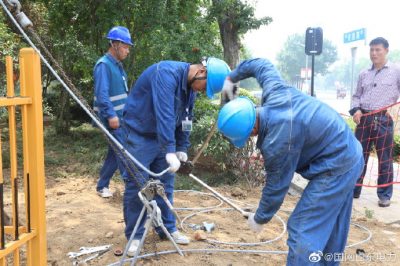 國網(wǎng)臨沂供電公司立桿架線(xiàn)改接負荷不懼高溫保障供電