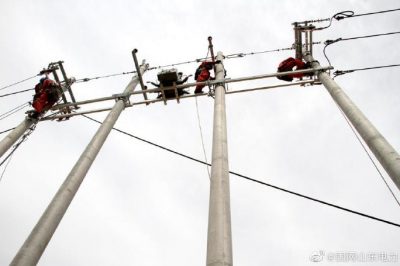 10千伏創(chuàng  )業(yè)園國網(wǎng)利津縣供電公司工作人員登桿升級線(xiàn)路，供電安全穩定