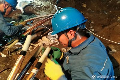緊急搶修為客戶(hù) 汗濕衣背全不顧