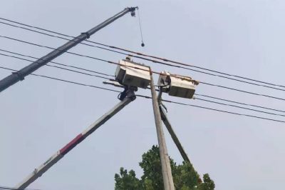 臨沭縣供電公司10千伏帶電作業(yè)組立一基直線(xiàn)桿和導線(xiàn)遷移工作