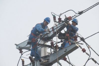 10千伏線(xiàn)路遷改，新立鋼管塔2基，架設絕緣導線(xiàn)300米，敷設過(guò)路高壓電纜160米