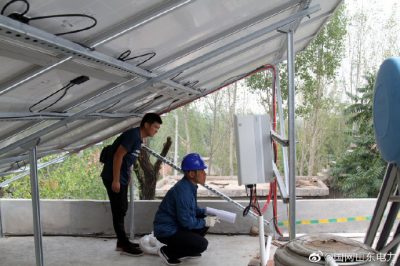電力小哥們定期對光伏用戶(hù)上門(mén)走訪(fǎng)，保障光伏發(fā)電設備使用安全