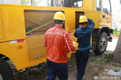 帶電作業(yè)在10千伏單廟線(xiàn)安裝分界開(kāi)關(guān)，提升供電可靠性