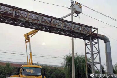帶電搶修10千伏興泰線(xiàn)恒達支線(xiàn)2號桿隔離刀閘放電