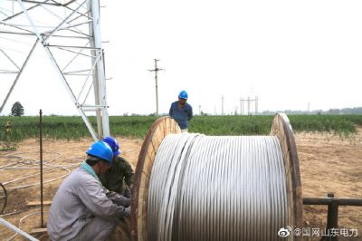 夏津縣供電公司冒高溫爬鐵塔架導線(xiàn)，為民供電