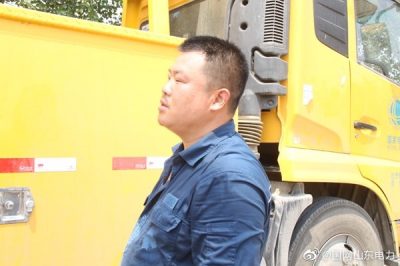 陽(yáng)信縣供電公司10千伏學(xué)區線(xiàn)#26桿上進(jìn)行帶電消缺作業(yè)