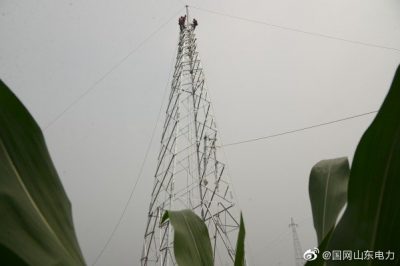 莒縣供電公司進(jìn)行35千伏安莊變電站配套線(xiàn)路鐵塔組裝工作