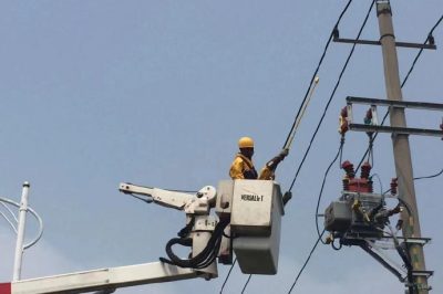 黃島區供電公司10千伏通用線(xiàn)018-26號桿處進(jìn)行帶電接火作業(yè)