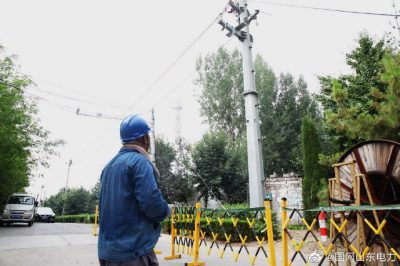 桓臺縣供電公司新立電桿27基、架設線(xiàn)路1.3公里、敷設電纜200余米