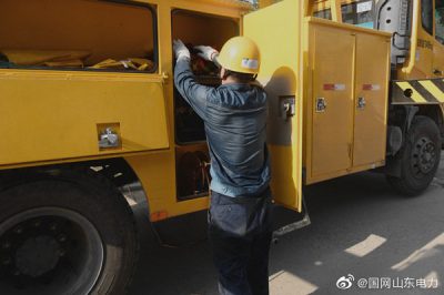 寧津縣供電公司10千伏縣城線(xiàn)帶電更換跌落式熔斷器
