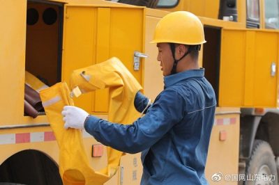東平縣供電公司帶電在10千伏羅莊線(xiàn)34號桿工作