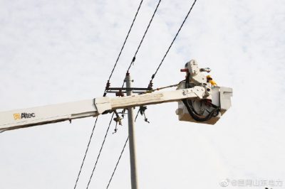 平原縣供電公司在10千伏劉云線(xiàn)32號桿進(jìn)行帶電作業(yè)