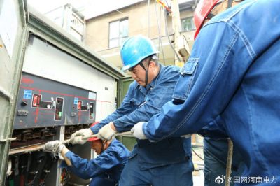 焦作供電公司對焦作市政二街FX-02分線(xiàn)箱進(jìn)行不停電更換工作