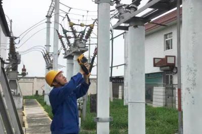 城西變電站開(kāi)展紅外測溫和超聲局放檢測