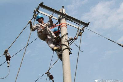 頭頂炎炎烈日對10千伏線(xiàn)路進(jìn)行改造，保障客戶(hù)用電