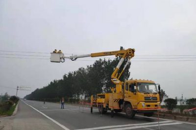織帶電安裝10千伏線(xiàn)路跨路限高指示燈，預防外力破壞事故