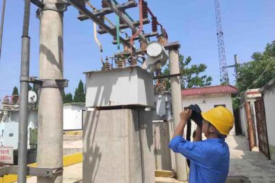 贊皇縣供電公司對35千伏許亭變電站檢查開(kāi)關(guān)柜、實(shí)施紅外測溫