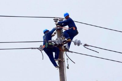 壽縣供電公司冒風(fēng)搶修大風(fēng)刮斷村民線(xiàn)路