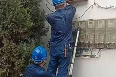 漳縣供電公司在北孔村整理村內線(xiàn)路，使村民用上安全電