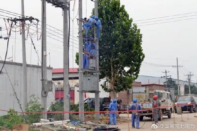 無(wú)極縣供電公司栽桿架線(xiàn)忙電網(wǎng)建設