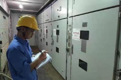 贊皇縣供電公司對變電站設備進(jìn)行巡視測試