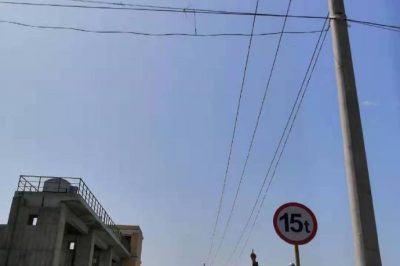新河縣供電公司對滏陽(yáng)排河沿線(xiàn)電力設備線(xiàn)路進(jìn)行巡視排查