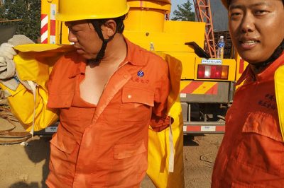 10千伏大守59B1線(xiàn)路進(jìn)行帶電斷接引流作業(yè)