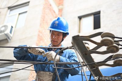 定州市供電公司為用戶(hù)更換低壓接戶(hù)線(xiàn)，確保電力可靠到戶(hù)