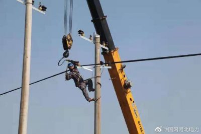鹿泉區供電公司正緊張地進(jìn)行10千伏線(xiàn)路改造