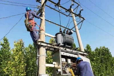 保定市清苑區供電公司冒高溫開(kāi)展搶修作業(yè)