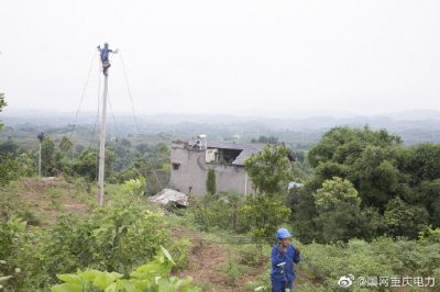 10千伏龍璧線(xiàn)四面山村馬家灣配變臺區安裝拉線(xiàn)