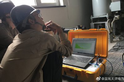 天津電科院?jiǎn)T工在220千伏神舟站開(kāi)展組合電器局放定位工作