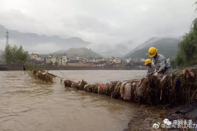 國網(wǎng)慶元縣供電公司：清理10千伏線(xiàn)路拉線(xiàn)上被洪水帶來(lái)的垃圾