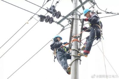國網(wǎng)龍泉市供電公司：冒雨對10千伏城西線(xiàn)支線(xiàn)1號桿安裝分支開(kāi)關(guān)，搶修送電
