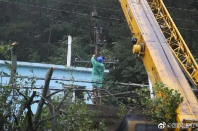 防汛應急小分隊對10千伏及以上線(xiàn)路進(jìn)行全面防汛特巡