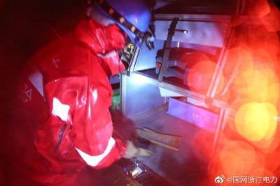 國網(wǎng)泰順縣供電公司冒著(zhù)大雨進(jìn)行故障處理