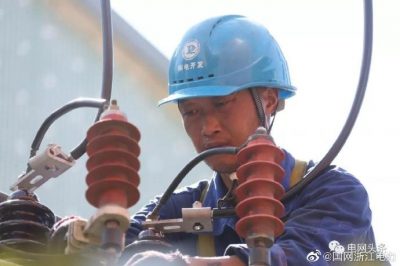 桐廬縣供電公司在桐廬鳳川街道西莊自然村頂著(zhù)烈日增容改造公變