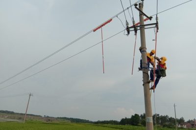 寧都縣供電公司10千伏崗車(chē)線(xiàn)45號桿開(kāi)展帶電接火工作
