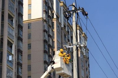 吉安供電公司在泰和縣10千伏922大道二線(xiàn)01號桿帶電T接