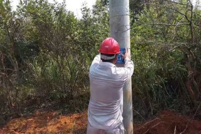 耒陽(yáng)供電公司對10千伏南集線(xiàn)綁扎號桿牌懸掛安全警示牌