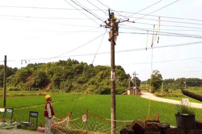 茶陵供電公司在400伏I回主線(xiàn)03-1號桿調整低壓線(xiàn)路弧垂