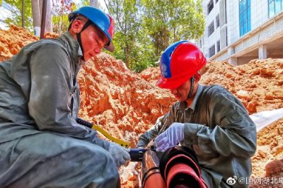 搶修被挖機挖斷的10kV界水嶺線(xiàn)文星支線(xiàn)電纜