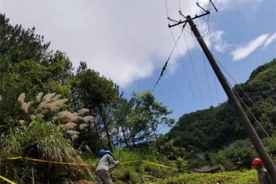 麻家渡供電所對轄區10kV寶63牌樓線(xiàn)進(jìn)行巡視