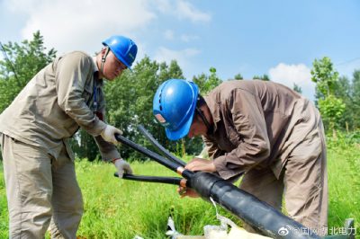 老河口市供電公司在老河口市孟樓鎮楊崗村2組電力線(xiàn)路進(jìn)行升級改造