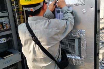 荊門(mén)供電公司緊急維修110kV迎春變電站棗春線(xiàn)智能組件柜內空調損壞