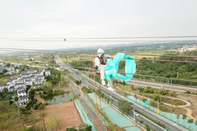 湖北檢修公司帶電作業(yè)去除纏繞在導線(xiàn)間的塑料薄膜